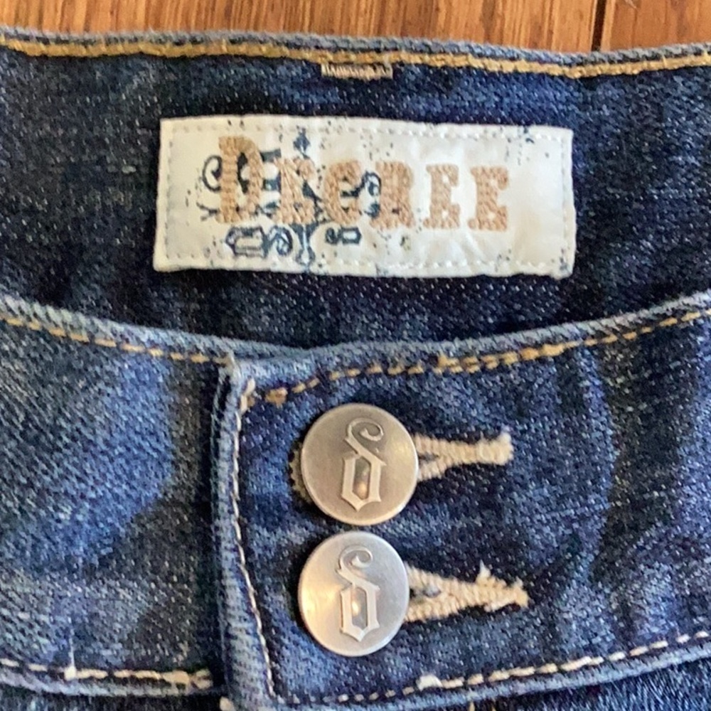 Decree distressed, medium wash denim blue jean shorts. Size 7 - Picture 5 of 12